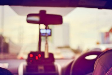 Arabanın içinden gece yolu görüntüsü doğal ışık sokağı ve diğer arabalar bulanık, gece yolculuk yapan bir arabanın içinden görüntü bulanık..