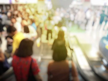 İnsanların Havaalanı salonunda bulanık görüntü 