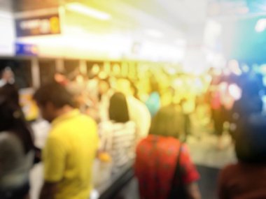 İnsanların Havaalanı salonunda bulanık görüntü 