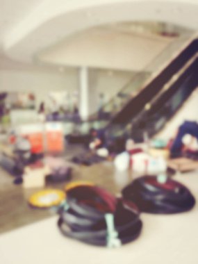 Yürüyen merdiven, profesyonel teknisyen mekanik insanlar montaj parçası bulanık görüntü. kapalı yürüyen merdiven çalışır yükleyin.