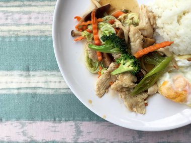 Tayland pirinç Yasemin ve yağ kontrol insanlar gıda olarak beyaz tabak kızarmış yumurta ile tavada kızartılmış sebzeler.