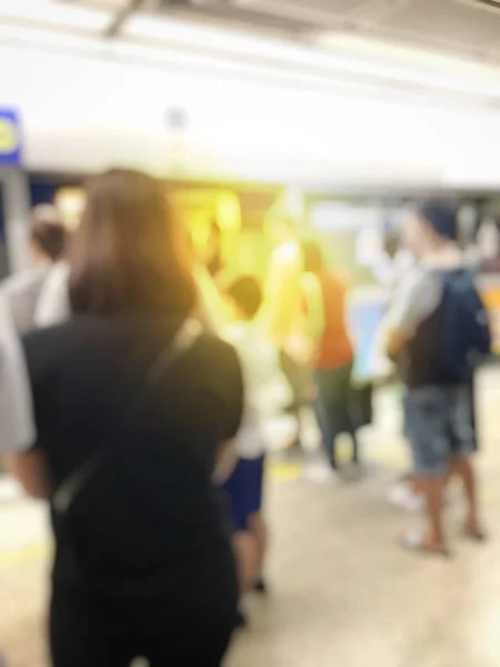 Immagine Sfocata Persone Nella Sala Della Stazione Ferroviaria Attesa Treno — Foto Stock