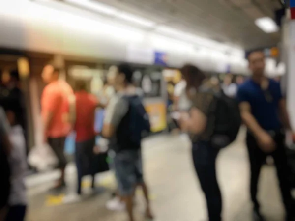 Nsanların Tren Istasyonu Salonunda Tren Bekliyorsun Bulanık Görüntü — Stok fotoğraf