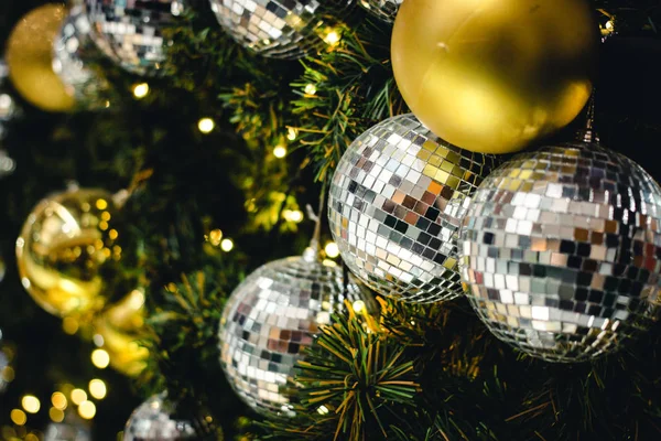 Goldene Und Silberne Farbe Der Weihnachtskugel Auf Den Zweigen Tanne — Stockfoto