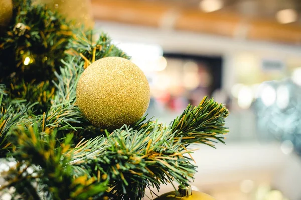 Golden Silver Cor Bola Natal Abeto Ramos Com Bokeh Luz — Fotografia de Stock