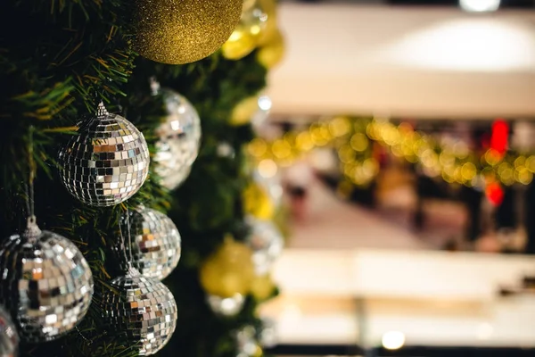 Golden Silver Cor Bola Natal Abeto Ramos Com Bokeh Luz — Fotografia de Stock