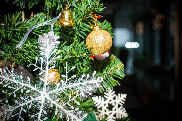 Close Van Kerstversiering Giften Kerstboom Geschenken Voor Nieuwjaar Achtergrond Vintage — Stockfoto