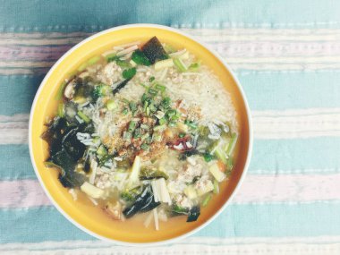 pirinç chickenin ve domuz eti beyaz kase sebze çorbası. Tay tarzında gıda.