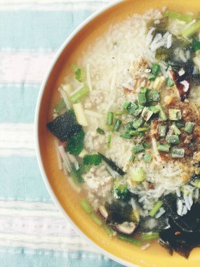 pirinç chickenin ve domuz eti beyaz kase sebze çorbası. Tay tarzında gıda.