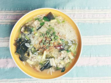 pirinç chickenin ve domuz eti beyaz kase sebze çorbası. Tay tarzında gıda.