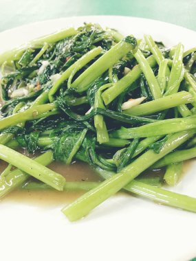 Stir Fried su ıspanak veya sabah zafer Tay tarzında gıda Asya. Vintage sesi.