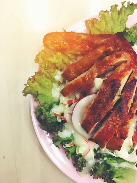 Asiatischer Cäsar Salat Mit Gegrillter Hühnerbrust Auf Rosa Teller — Stockfoto