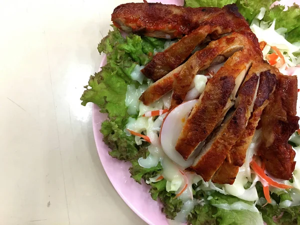 Asiatischer Cäsar Salat Mit Gegrillter Hühnerbrust Auf Rosa Teller — Stockfoto