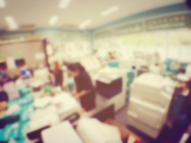 işçinin bulanık görüntü itibariyle modern ofis kopya evrak için Kopyala, belge yazdırma ve pagemaking bir kitap için makinede çalışıyor. Vintage sesi