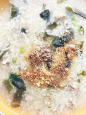 pirinç chickenin ve domuz eti beyaz kase sebze çorbası. Tay tarzında gıda.