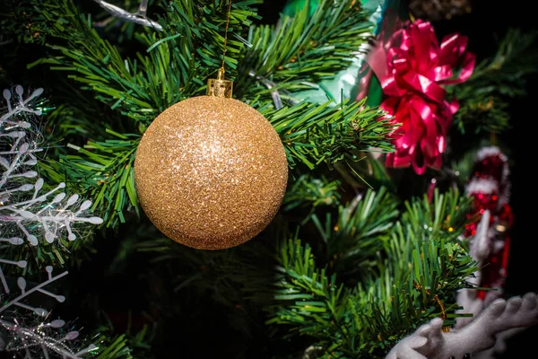 クローズ アップのクリスマス イルミネーション クリスマス ツリー上のギフト ギフト 新年の背景です コピー スペースとビンテージ トーン — ストック写真