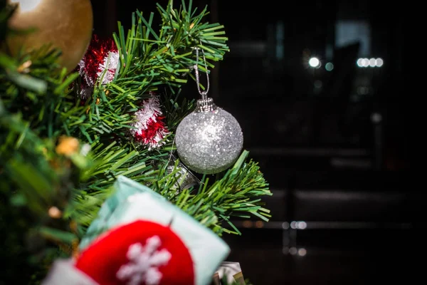 Nahaufnahme Von Weihnachtsschmuck Geschenken Weihnachtsbaum Geschenken Für Den Hintergrund Des — Stockfoto