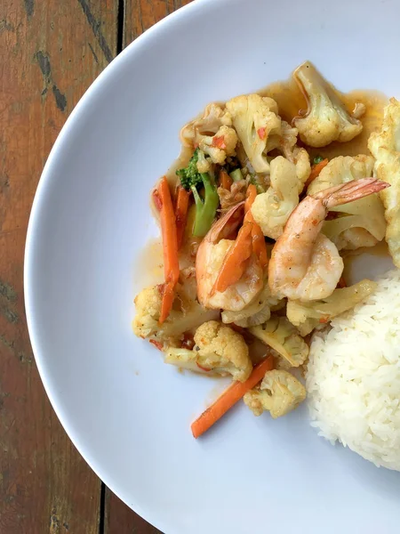 Verduras Salteadas Con Cuajada Frijol Camarones Plato Blanco Con Arroz — Foto de Stock