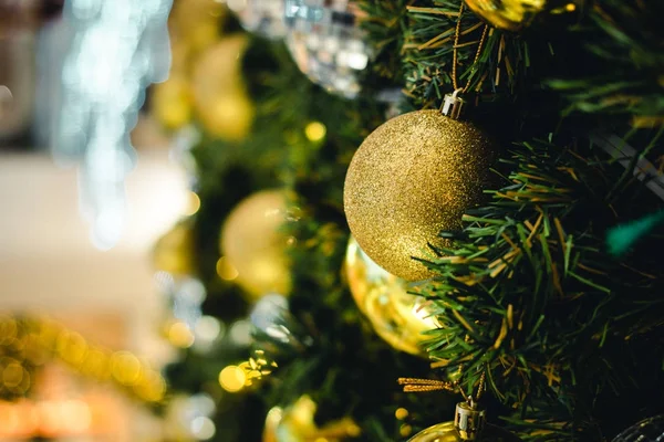 Goldene Und Silberne Farbe Der Weihnachtskugel Auf Den Zweigen Tanne — Stockfoto