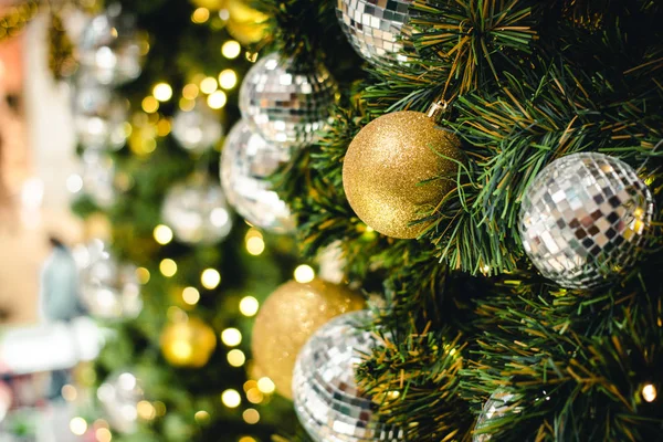 Goldene Und Silberne Farbe Der Weihnachtskugel Auf Den Zweigen Tanne — Stockfoto