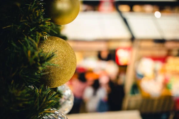 Goldene Und Silberne Farbe Der Weihnachtskugel Auf Den Zweigen Tanne — Stockfoto