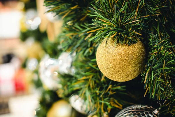 Goldene Und Silberne Farbe Der Weihnachtskugel Auf Den Zweigen Tanne — Stockfoto