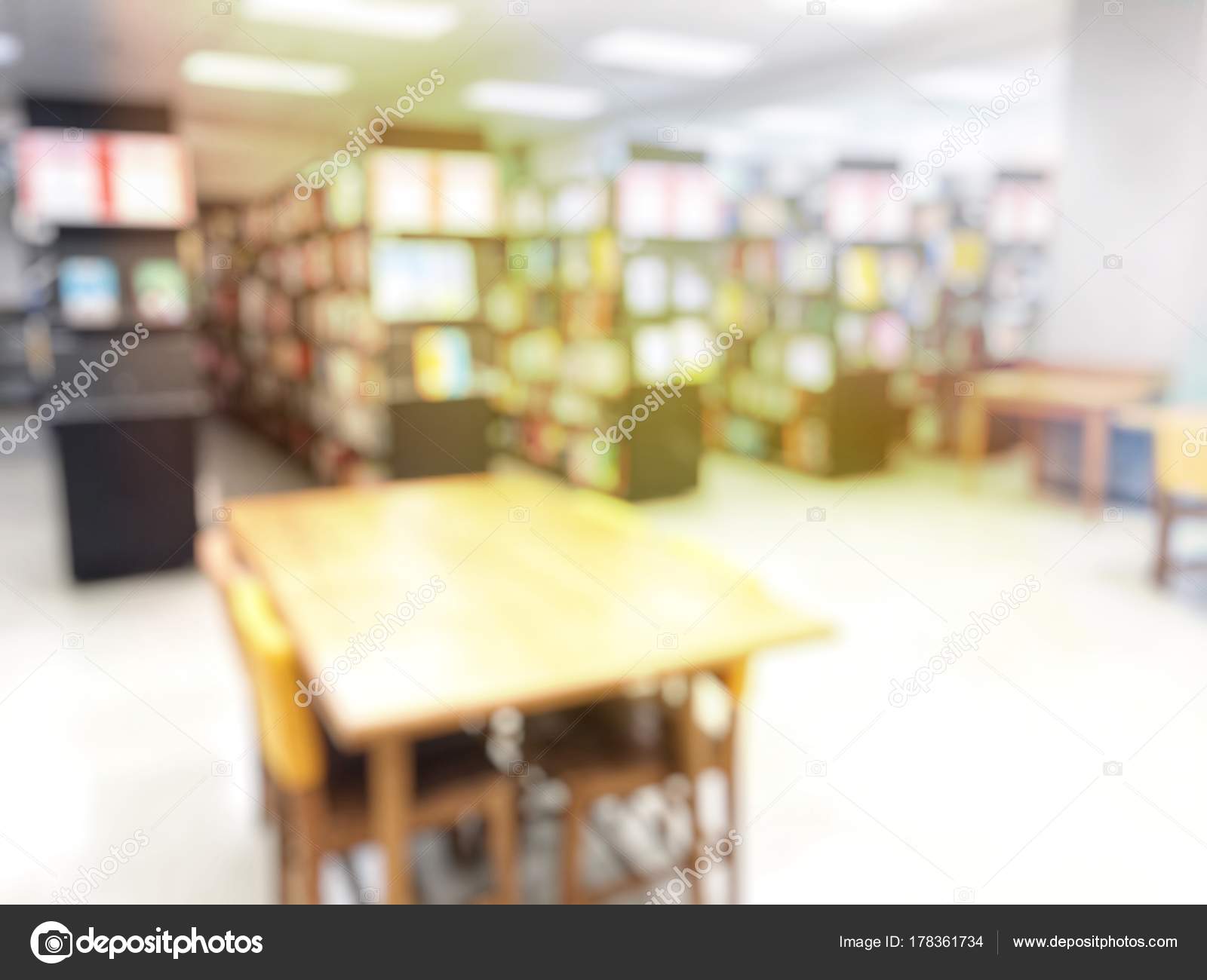 Verschwommenes Bild Von Bibliotheksraum Arbeitszimmer Mit Bücherregalen