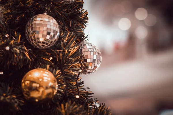 Verschwommenes Bild Von Weihnachtsschmuck Weihnachtsbaum Mit Kopierraum Aus Unscharfem Licht — Stockfoto