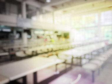 Modern konferans salonu ya da seminer odası masa ve sandalye toplantıdan önce arka plan bulanık görüntü. Konferans salonu ya da salonu veya sınıf boş koltuk sırasının bulanıklık. Vintage rengi.