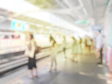 İnsanların tren istasyonu salonunda tren bekliyorsun bulanık görüntü