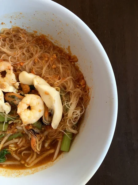 Thai Noodle Tom Yum Pikantne Owoce Makaron Zupy Misce Rustykalne — Zdjęcie stockowe