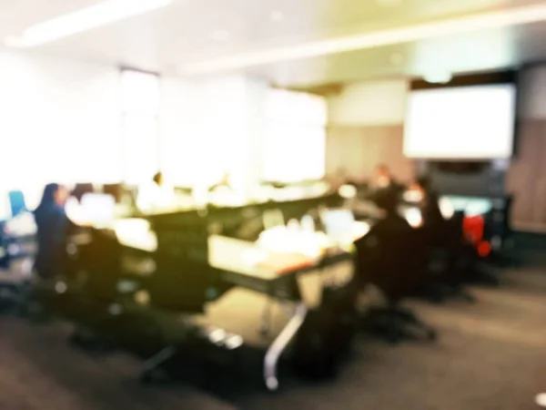 bulanık görüntü yönetmenleri, eğitim insanlar, iş takım, çalışanlar, konferans odasında otururken veya toplantı salonu ofiste grup tartışma ve beyin fırtınası için genç meslektaşları kurulu.