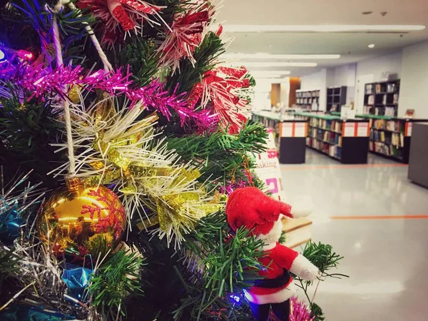Kerstballen Takken Spar Met Mooie Lichte Bokeh Versierd Kerstboom Nieuwjaar — Stockfoto