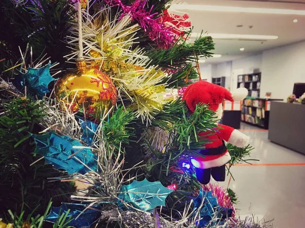 Kerstballen Takken Spar Met Mooie Lichte Bokeh Versierd Kerstboom Nieuwjaar — Stockfoto