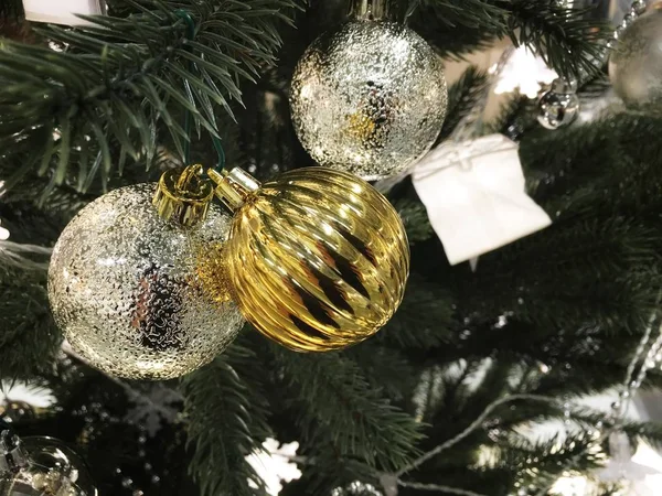 美しい光のボケ味は 飾られたクリスマス ツリーの枝ファー クリスマス ボール 正月飾りお祭りの背景にビンテージ トーン セレクティブ フォーカス コピー — ストック写真