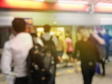 İnsanların tren istasyonu salonunda tren bekliyorsun bulanık görüntü