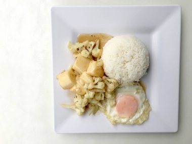 Karıştırın kızarmış Tofu Çin tarzı, derin kızarmış Tofu sosu soslu karnabahar ve Tay tarzında kızarmış yumurta beyaz arka plan üzerinde beyaz plaka ile tofu karıştırın kızarmış. Vejetaryen yiyecekler, sağlıklı gıda.