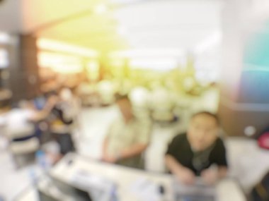 ekip çalışması insanlar kavramı bulanık görüntü. Genç takım modern ofis coworking ve ortakları gösteren yeni başlangıç fikir monitör süre ile konuşurken büyük iş tartışma yapım iş