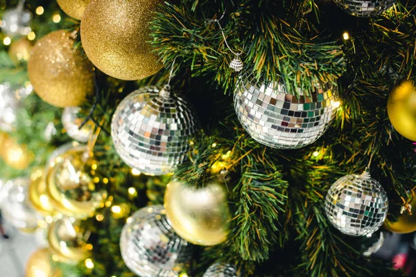 Goldene Und Silberne Farbe Der Weihnachtskugel Auf Den Zweigen Tanne — Stockfoto