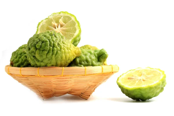 taze bergamot meyve ya da bambu sepet beyaz arka plan üzerinde izole Güney Afrika'da bir kabile kireç yaprakları