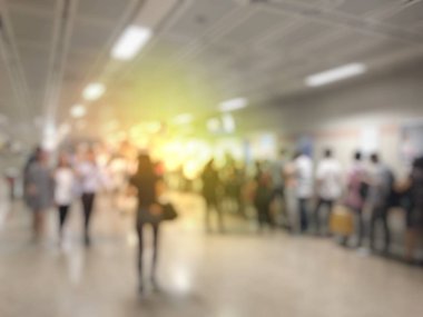 İnsanların Havaalanı salonunda bulanık görüntü 