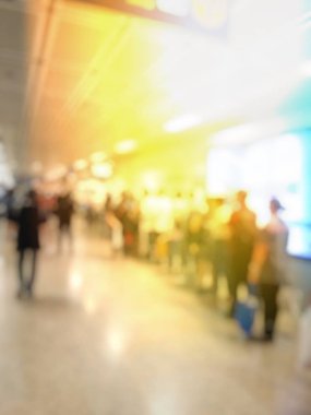 İnsanların Havaalanı salonunda bulanık görüntü 