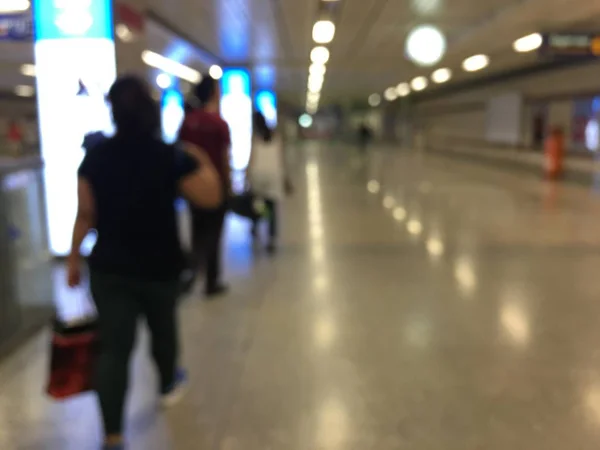 Θολή Εικόνα Των Ατόμων Στην Αίθουσα Αεροδρομίου — Φωτογραφία Αρχείου