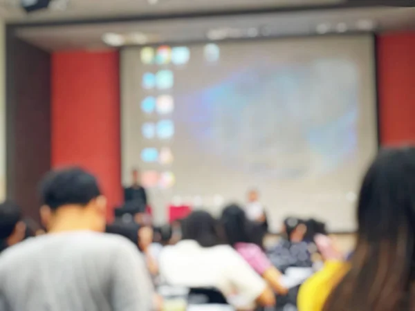 Immagine Sfocata Della Sala Esame Con Gli Studenti Seduti Sulla — Foto Stock