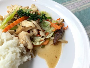 Tayland pirinç Yasemin ve yağ kontrol insanlar gıda olarak beyaz tabak kızarmış yumurta ile tavada kızartılmış sebzeler.