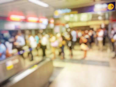 İnsanların Havaalanı salonunda bulanık görüntü 