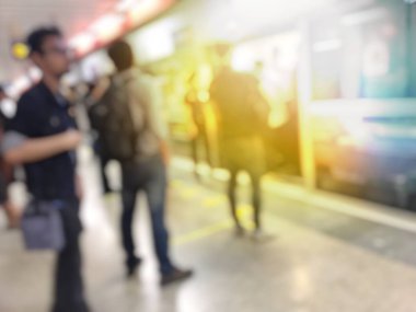 İnsanların tren istasyonu salonunda tren bekliyorsun bulanık görüntü