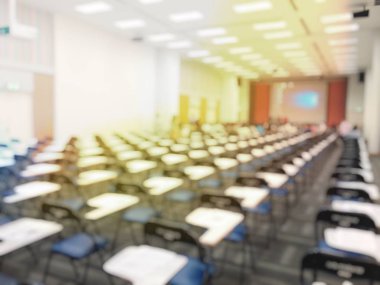 Modern konferans salonu ya da seminer odası masa ve sandalye toplantıdan önce arka plan bulanık görüntü. Konferans salonu ya da salonu veya sınıf boş koltuk sırasının bulanıklık. Vintage rengi.