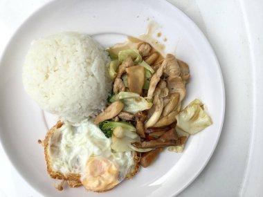 Tavada kızartılmış mix sebze, mantar ve bitki buhar pirinç ve beyaz arka plan üzerinde beyaz plaka tarzında Tayland kızarmış yumurta ile. Tay lokanta sıralama yapmak.