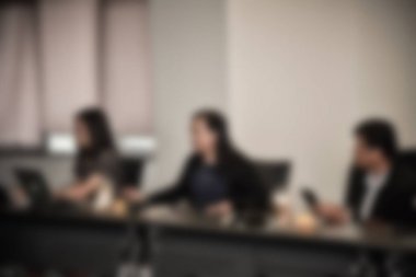 bulanık görüntü yönetmenleri, eğitim insanlar, iş takım, çalışanlar, konferans odasında otururken veya toplantı salonu ofiste grup tartışma ve beyin fırtınası için genç meslektaşları kurulu.